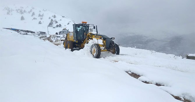 Antalya'nın yukseklerinin karın kapattığı yollar açıldı