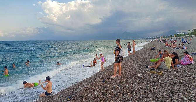 Halk ve turistler Konyaaltı Plajı'nda denize girdi