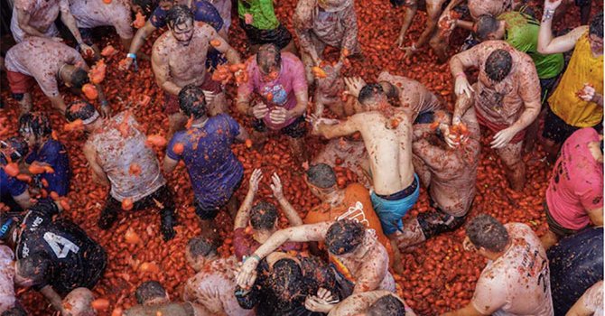 Tomatina Festivali'nde 40 ton domates fırlatıldı