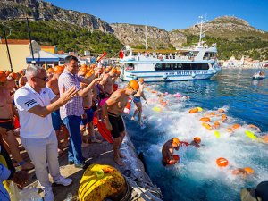 Kaş ve Meis arası kulaçlar dostluk, barış ve kardeşlik için atıldı