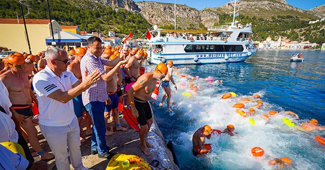 Kaş ve Meis arası kulaçlar dostluk, barış ve kardeşlik için atıldı