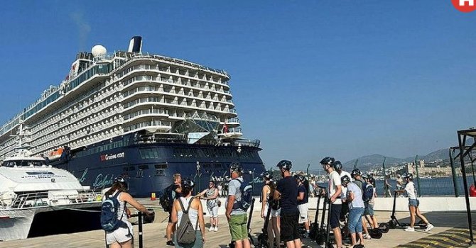 Dev gemi 2.759 yolcu ve 908 personelle Bodrum'a geldi