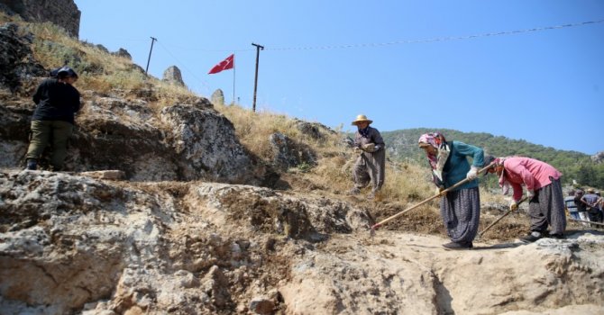 Fethiye Kalesi kazısında tiyatro ve yol ortaya çıkarıldı