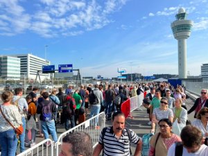 Schiphol havaalanında uçuş kesintilerine uyarı