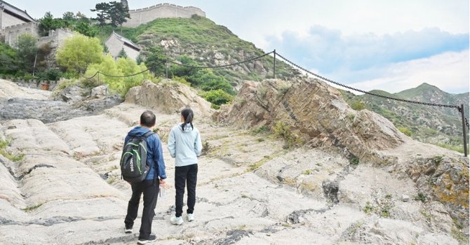 Kestirme yol için Çin Seddi’ni yıktılar