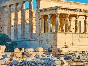 Atina Akropolisi’nin Sessiz Tanığı: Erechtheion Tapınağı