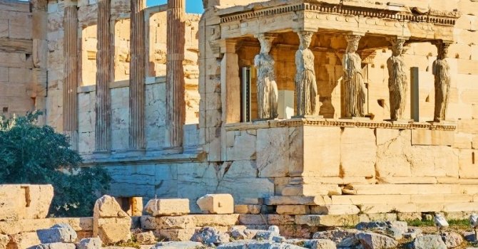 Atina Akropolisi’nin Sessiz Tanığı: Erechtheion Tapınağı