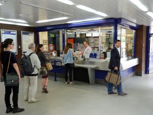 Halkın tepkisi tren bileti gişelerinin kapanmasını engelledi