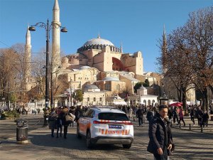 Sultanahmet Meydanı’nı kirleten demir bariyerler kaldırıldı