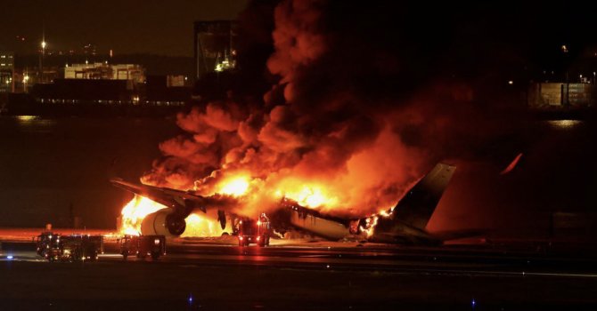 Japan Airlines uçağı Tokyo Havalimanı'nda yandı