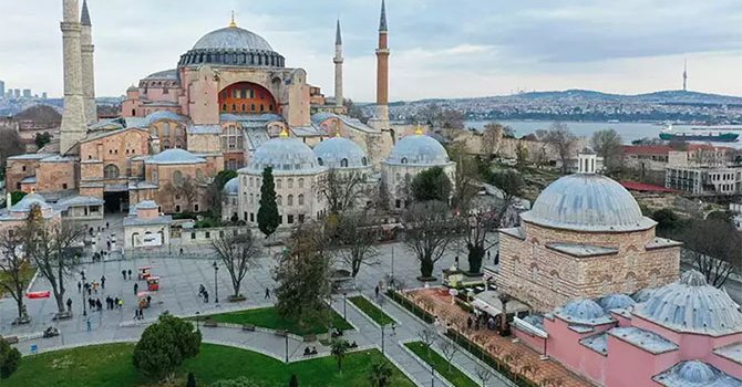 Yabancı turistlerin Ayasofya'ya girişi ücretli oldu