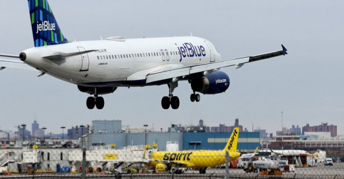 JetBlue’da ekonomi sınıfı yolculara sıcak yemek yok!