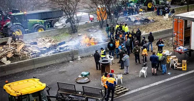 Avrupalı çiftçiler bugün de Belçika-Hollanda sınırını kapattı