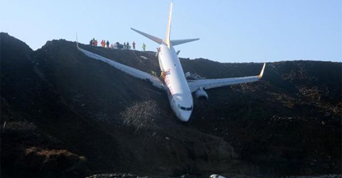 Pistten çıkan uçağın pilotları birbirini suçladı