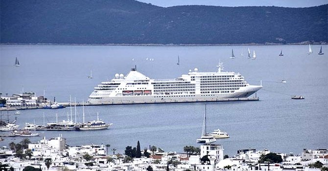 Bodrum'a sezonun ilk kruvaziyeri 475 yolcusu ile geldi