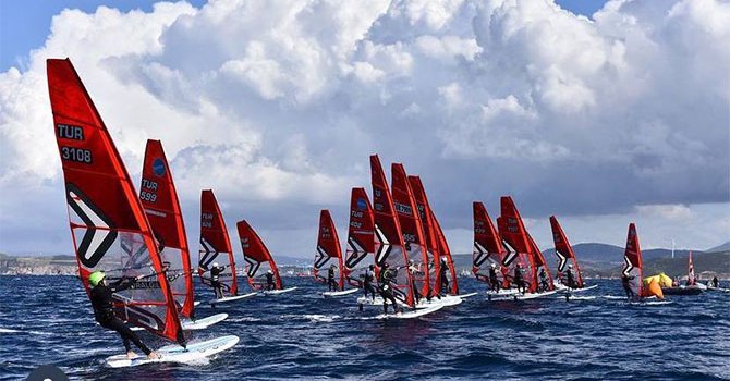 Windsurfçüler 2 Mayıst'a Foça’nın mavi sularında yarışıyor