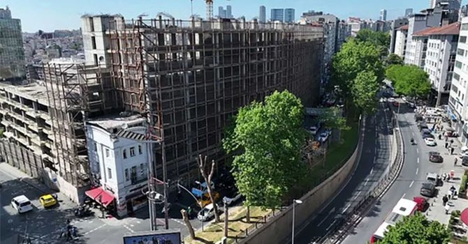 Taksim'in göbeğinde 10 yıldır bekleyen Surp Agop ne olacak?