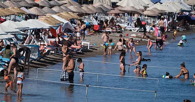 24 saate 500 bin turist geldi! İlçe nüfusu 4 milyonu aştı