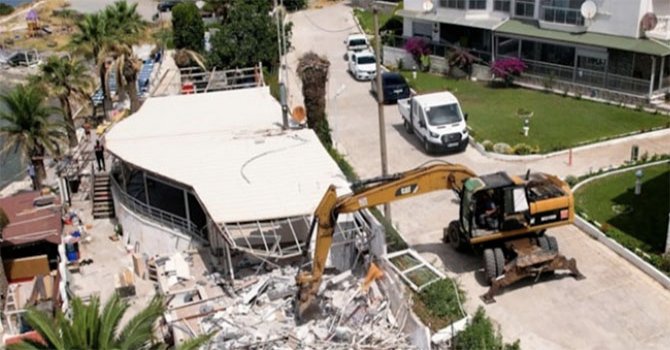 Denizleri işgal eden kaçak yapıların yıkımına başlandı