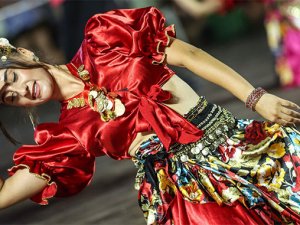 6 ülkeden 200 halk dansçısı Antalyalıları büyüledi
