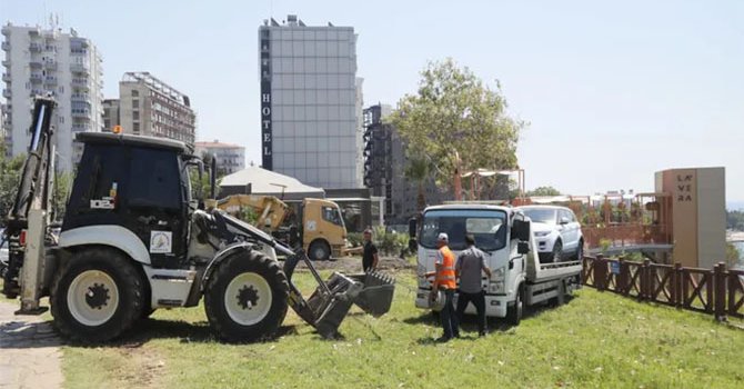 Otelin kaçak yıkımında belediye ekiplerini oyaladılar