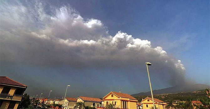 Etna Yanardağı patladı, Catania havalimanı kapandı