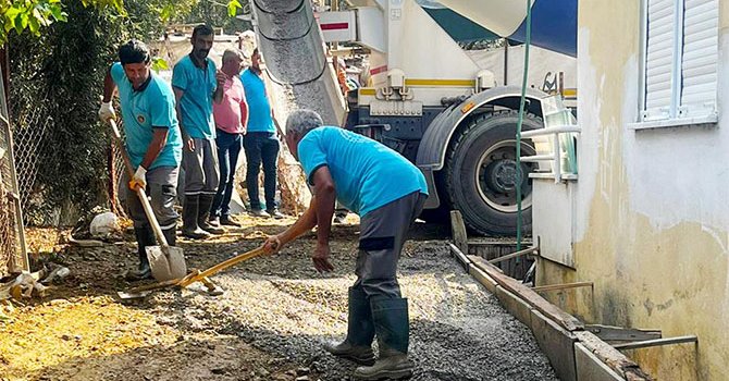 Belediye yürüme engelli kadın için özel yol yaptı