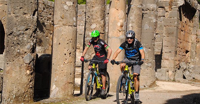 Alman turistler Lyrbe antik kenti pedal çevirerek geziyor