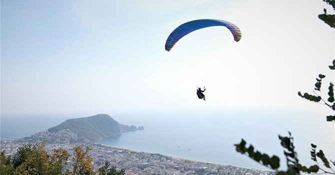 Dünya Yamaç Paraşütü Şampiyonu Kerem Dinçer oldu