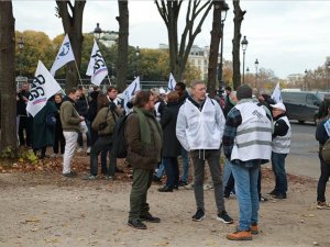 Fransa’da hava yolu ve demiryolu çalışanları greve gitti