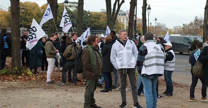 Fransa’da hava yolu ve demiryolu çalışanları greve gitti