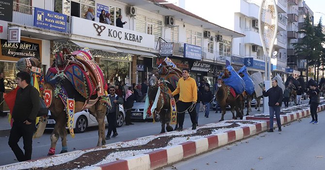 Develer, Elmalı'da kortej yürüyüşü yaptı