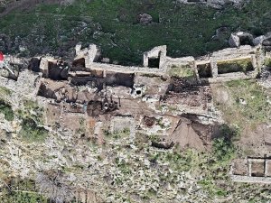 Fethiye Kalesi'nde 2 bin 600 yıllık eserler çıkarıldı