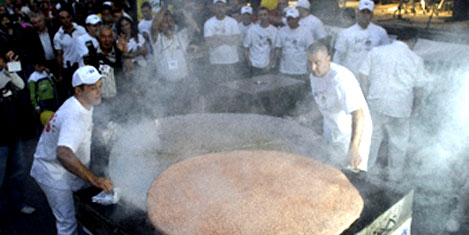 Aşçılardan 51 kiloluk hamburger