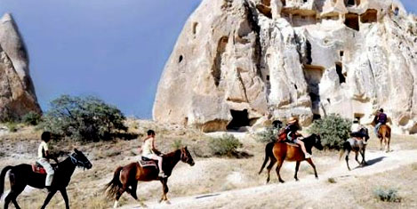 Turistlerin gözdesi atlı turlar