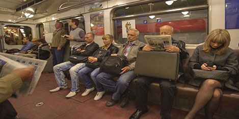 Moskova metrosunda çöpçatanlık