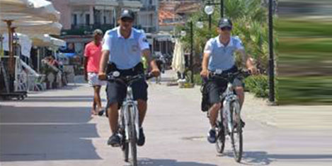 Kuşadası'nda bisikletli turizm polisi