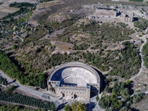 Her gün açık Aspendos'a binlerce kişi akın ediyor