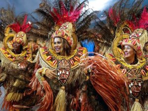 Brezilya Samba Festivali'nde caddeler renklendi