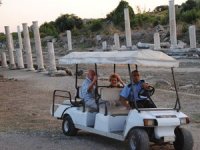 Side Antik Kent'inde yaşlı turistler golf arabasıyla gezdiriliyor