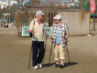 Sağlıklı yaşam için Nordic Walking yapıyorlar