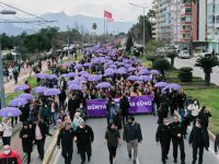 Antalyalılar kadına şiddeti mor şemsiye ile kınadı