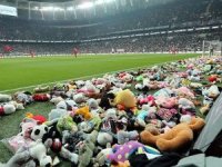 Beşiktaş taraftarı sahaya 'peluş oyuncak' attı