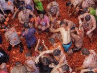 Tomatina Festivali'nde 40 ton domates fırlatıldı
