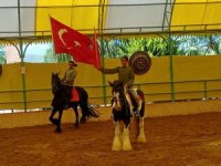 Horse Show’da turistler Türk bayrağını alkışlıyor