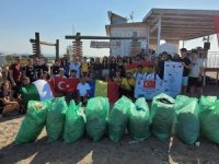 Yabancı ve Türk öğrenciler birlikte boğazda temizlik yaptı