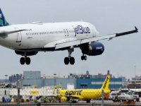 JetBlue’da ekonomi sınıfı yolculara sıcak yemek yok!