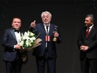 Erdal Özyağcılar'a Altın Portakal'da Onur Ödülü' verildi