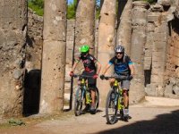 Alman turistler Lyrbe antik kenti pedal çevirerek geziyor