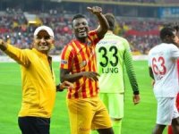 Futbolcu Asamoah Gyan havayolu şirketi kuruyor